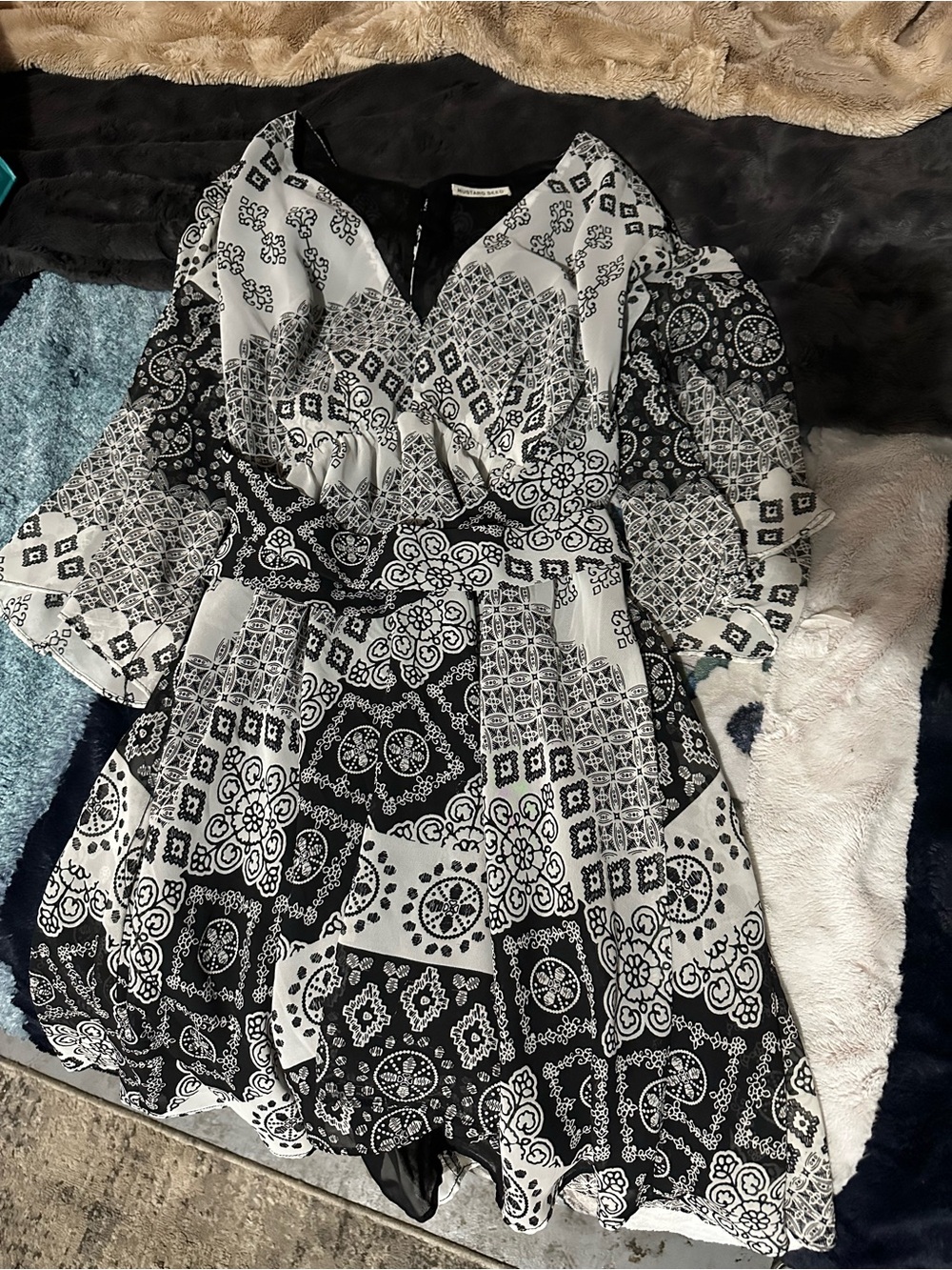 Mustard Seed Black and White Printed V-Neck Long Sleeve Dress